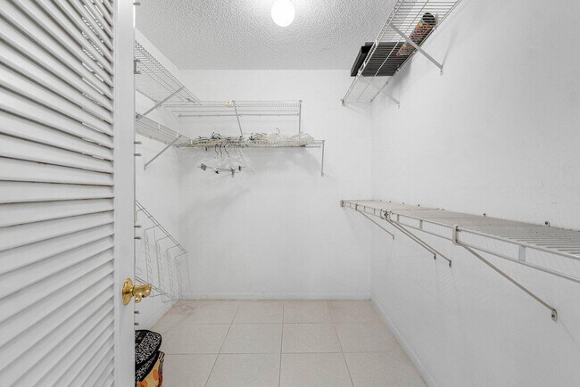 Building Photo - 1147 Hillsboro Mile