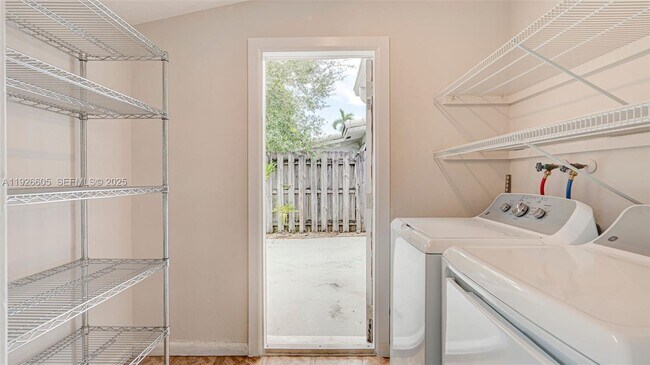 Building Photo - 1001 SW 12th Ct