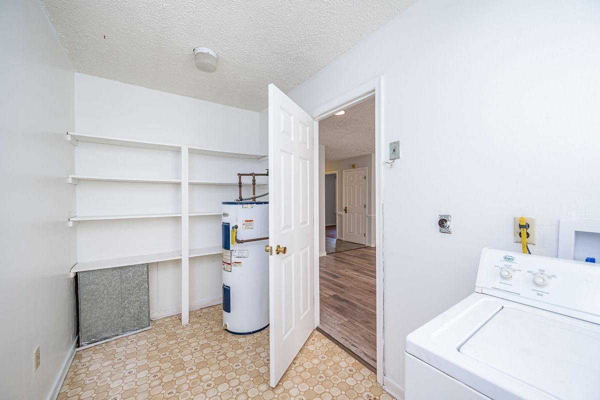 Building Photo - 7800 Tamarind Dr