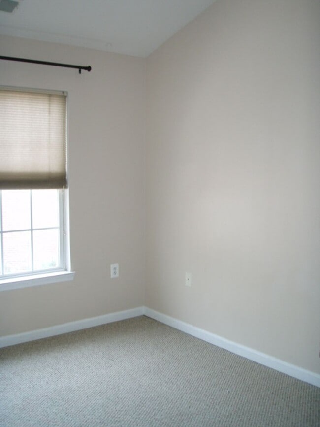 Building Photo - Beautiful 3 Bed 2.5 Bath End-Unit Brick To...