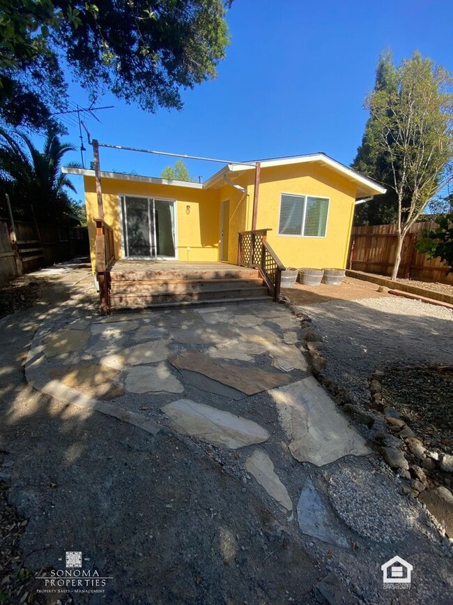 Building Photo - Bright & Cheery 2 Bedroom Home