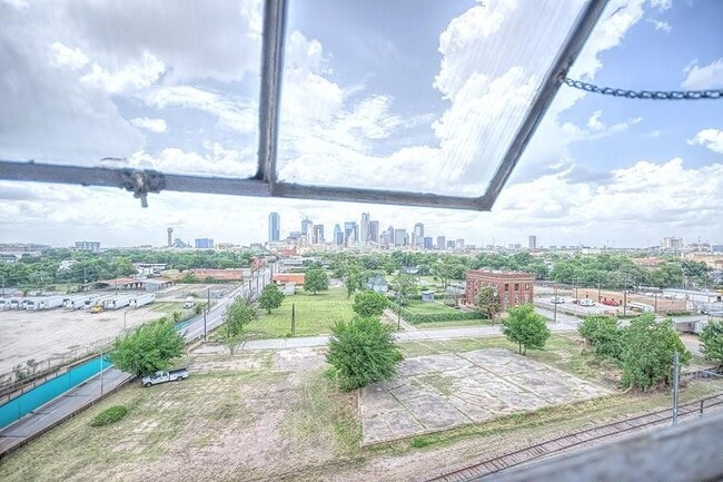 Building Photo - 2400 S Ervay St