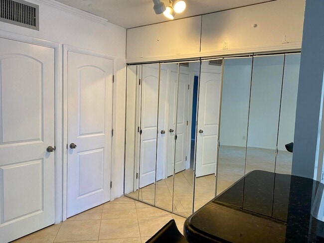 Building Photo - 1407 NE 56th St