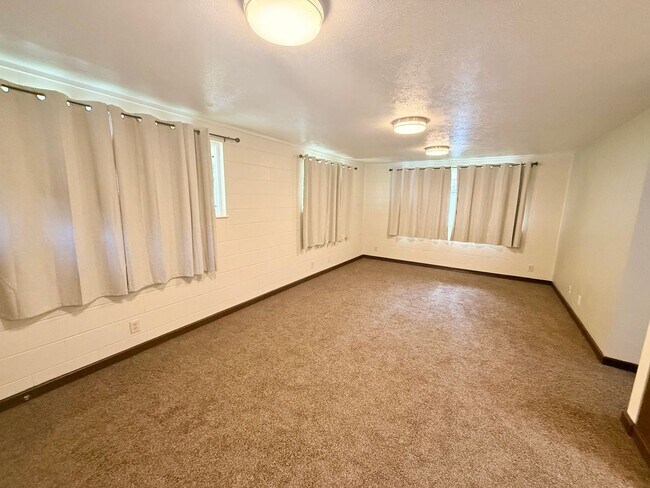 Building Photo - 3 Bedroom / 1 Bathroom Home Available in Wailuku!