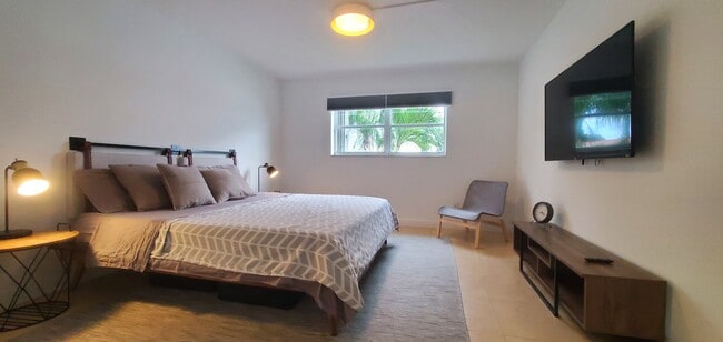 Building Photo - 18901 NE 14th Ave