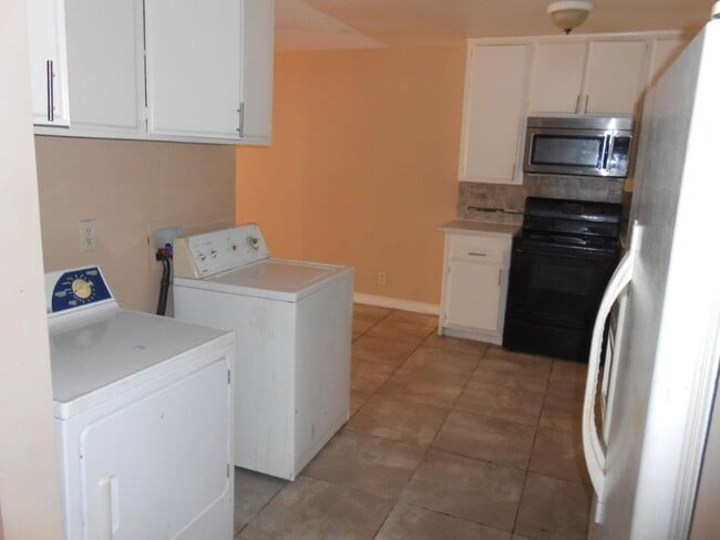 Building Photo - Spacious 2 story Townhouse with Community Pool