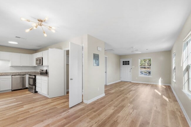 Building Photo - 903-903 Allen St