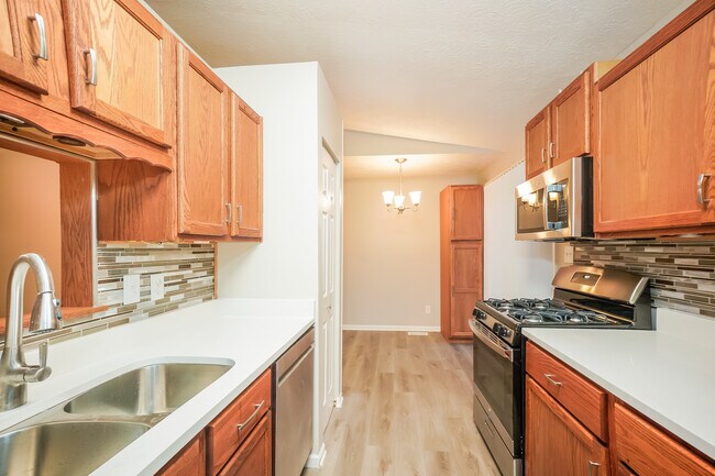 Building Photo - 711 Shady Creek Dr