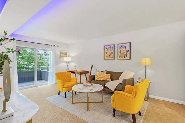 Building Photo - Bellevue Square Ground Floor 2 Bedroom Condo