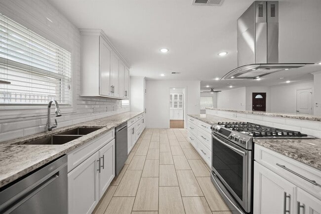 Building Photo - 4427 Sarong Dr