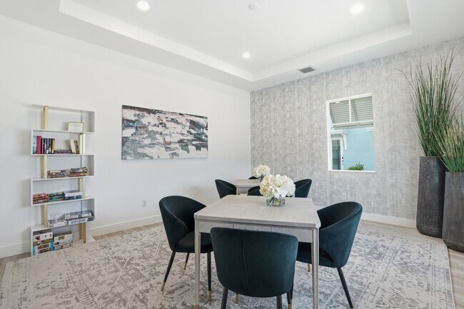 Building Photo - Fully Furnished 3 Bedroom, 3.5 Bath Townhome