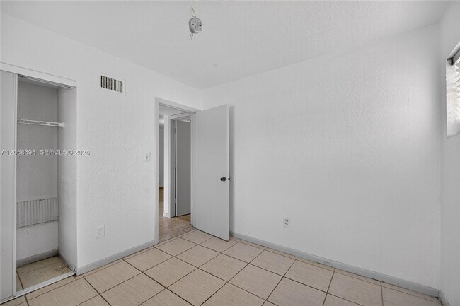 Building Photo - 6001 Shaker Wood Cir