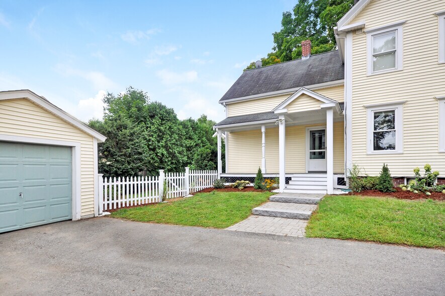 Side Entry - 1295 Main St
