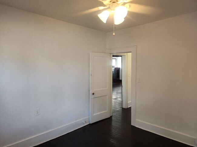 Building Photo - 2 bedroom 1 bathroom home