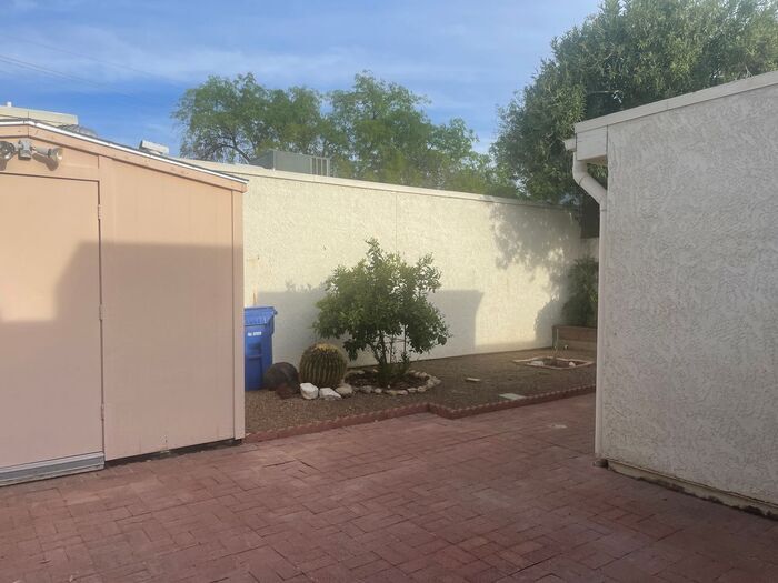Building Photo - 716 N Hayden Dr