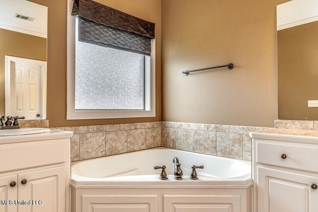 Building Photo - 401 Ash Tree Ln