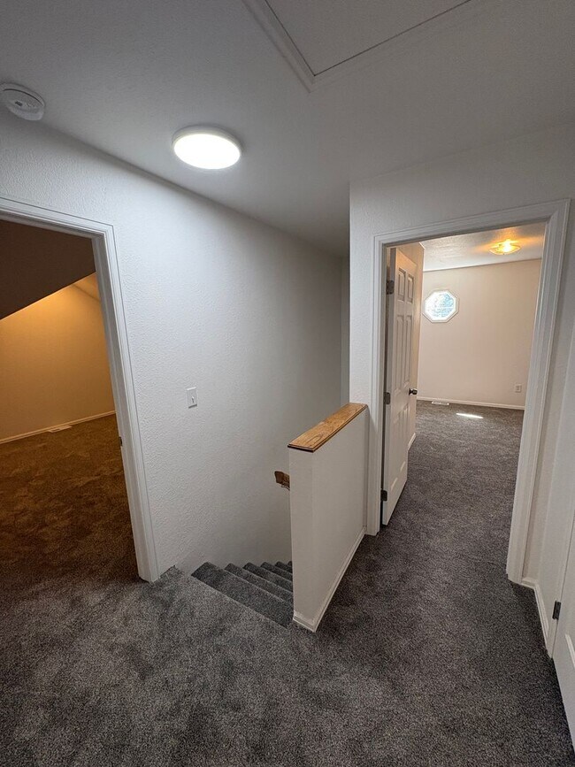 Building Photo - Fully Renovated 3 Bed 2.5 Bath Townhome w/ 1 Car Garage & Yard!