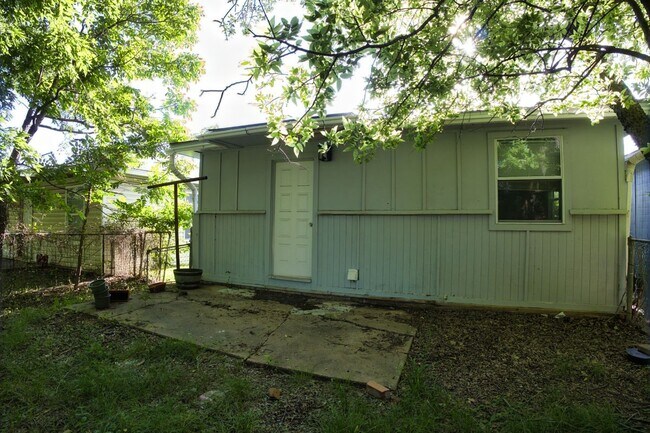 Building Photo - 2520 Hickory St