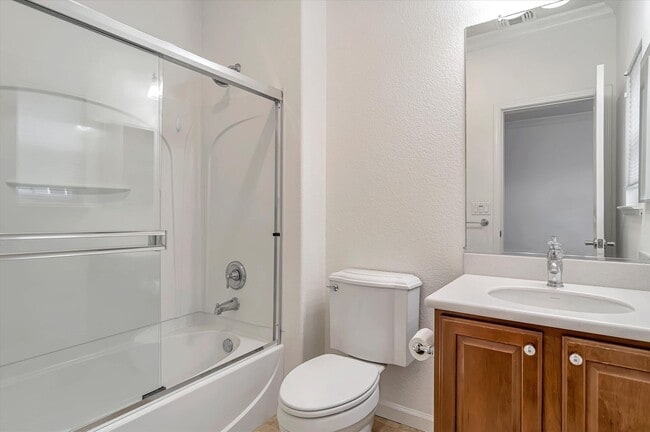 Building Photo - Gorgeous 2 Bedroom 2.5 Bathroom Townhome - Incredible Location