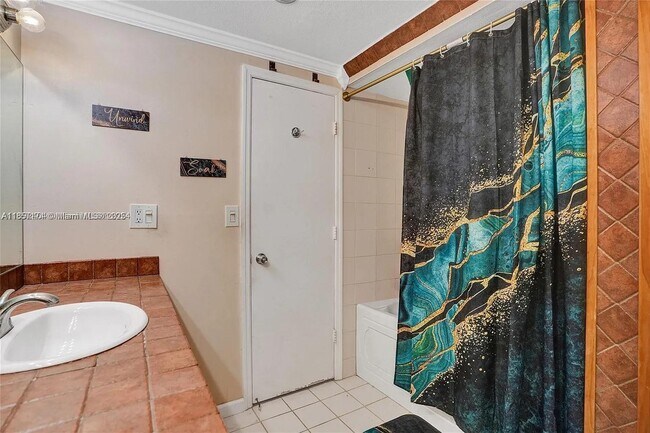 Building Photo - 6483 Racquet Club Dr