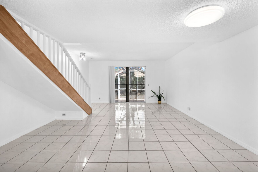 Building Photo - 800 Sorrento Dr