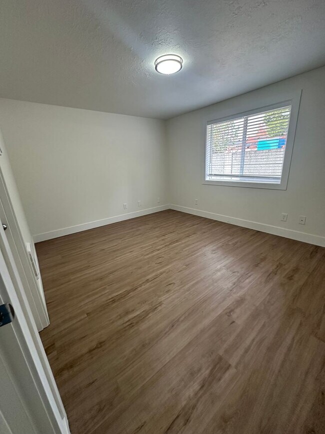 Building Photo - Stunning Fully Renovated 3-Bedroom Home in...