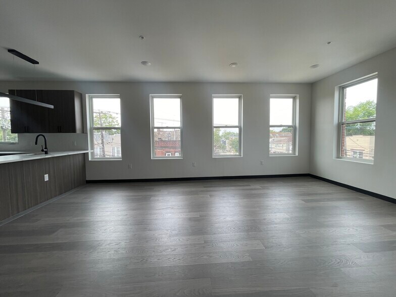 132 Mallory Ave 301 - 138 Mallory Ave