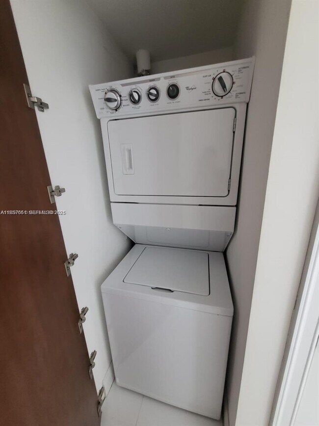 Building Photo - 485 Brickell Ave