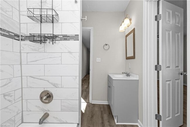 Building Photo - 926 W 26th St