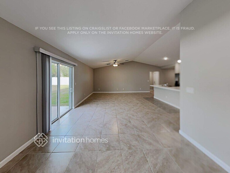Building Photo - 453 SW Leona Dr