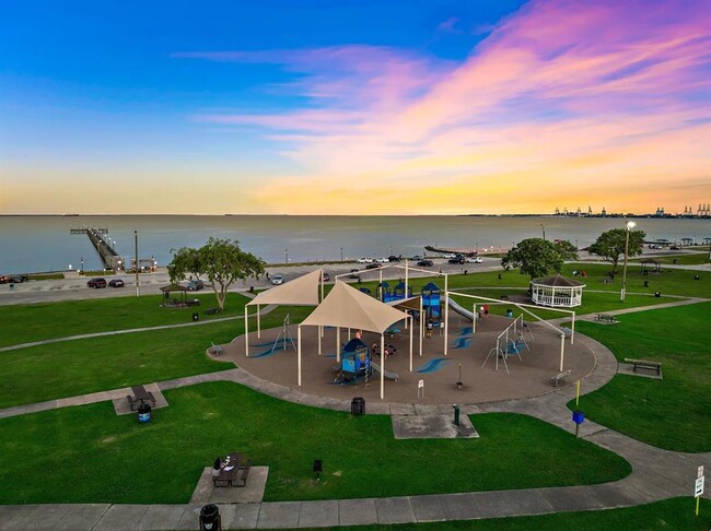 Building Photo - 714 Lee St