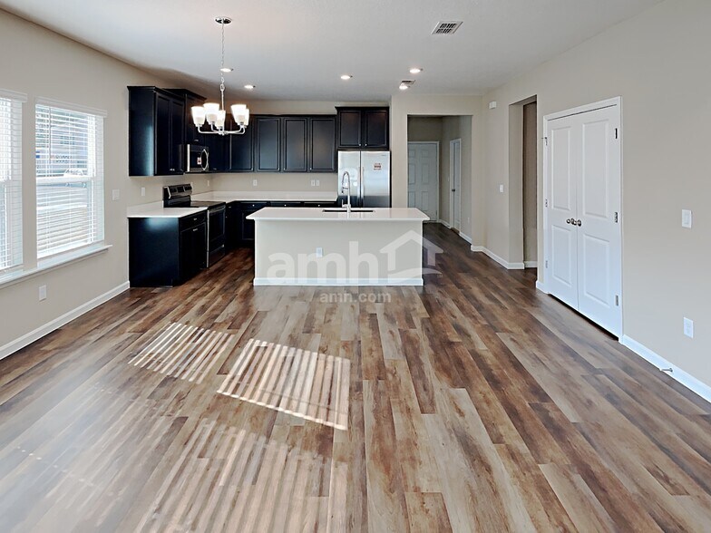 Building Photo - 245 Hemlock Pt