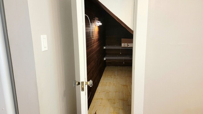Building Photo - Bright and Spacious vintage 2 bedroom apar...