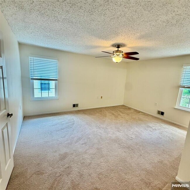 Building Photo - 107 Pine Oak Blvd