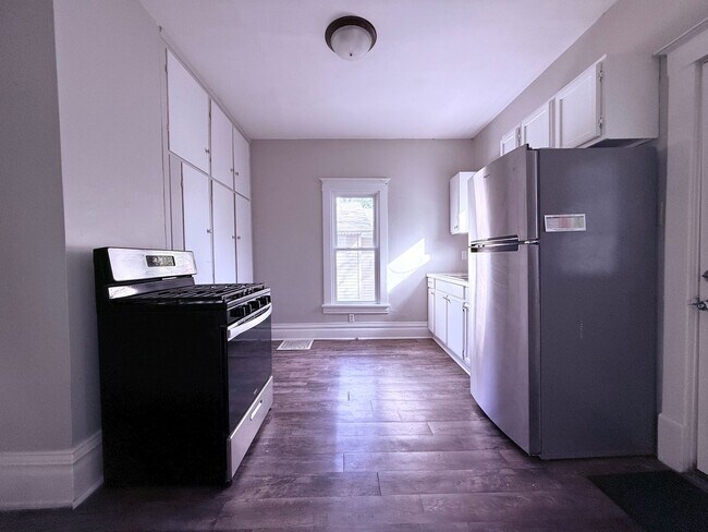 Building Photo - 3-Bed House in Waterloo