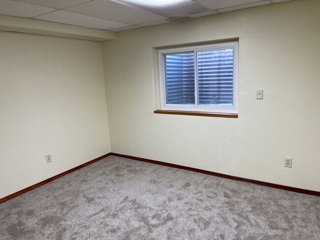 Building Photo - 4 Bedroom Rancher