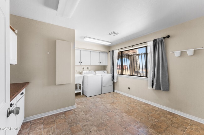 Building Photo - 1055 Lakeview Dr