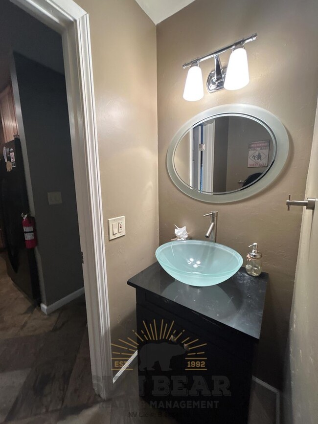 Building Photo - 3 Bedroom - Great Location!