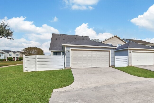 Building Photo - 11940 Chanteloup Dr