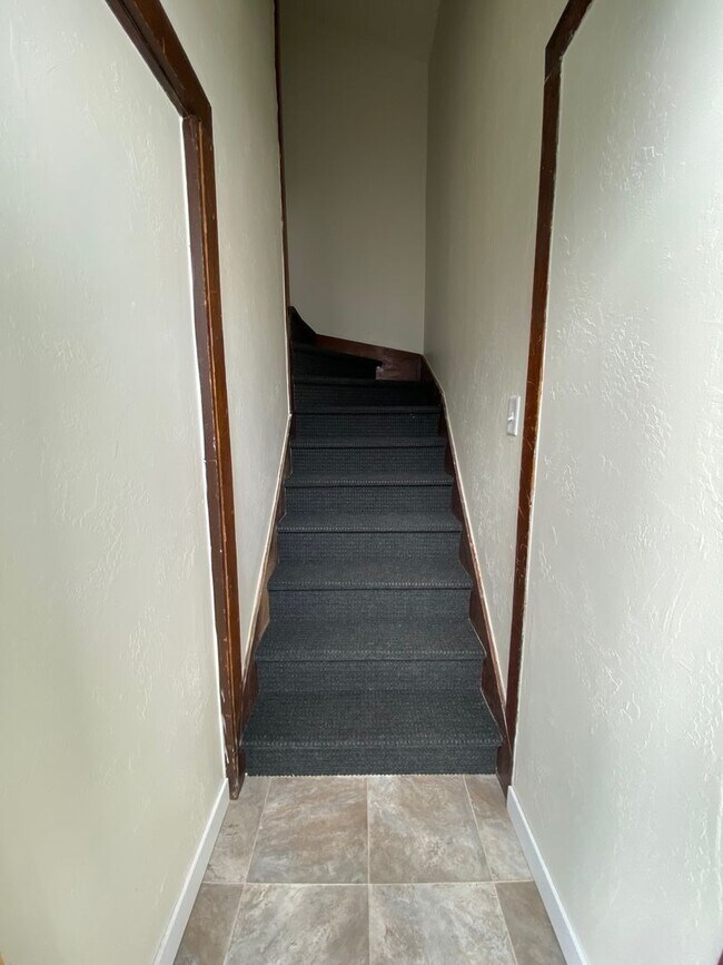 Building Photo - 452 W 10th Ave