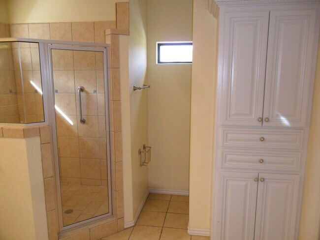 Building Photo - Classic Brookhaven Square Home - Quality T...