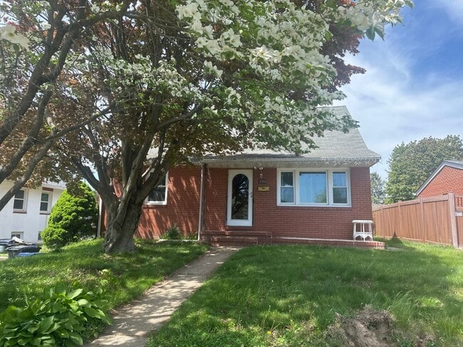 Primary Photo - 320 Barclay Ave