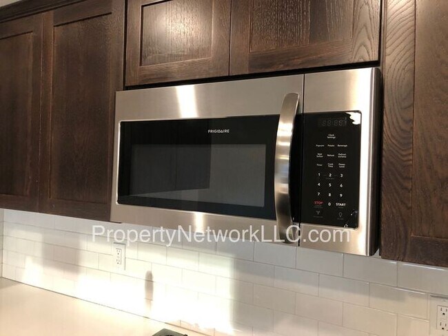 Building Photo - Outstanding Townhouse in Sandy Oregon