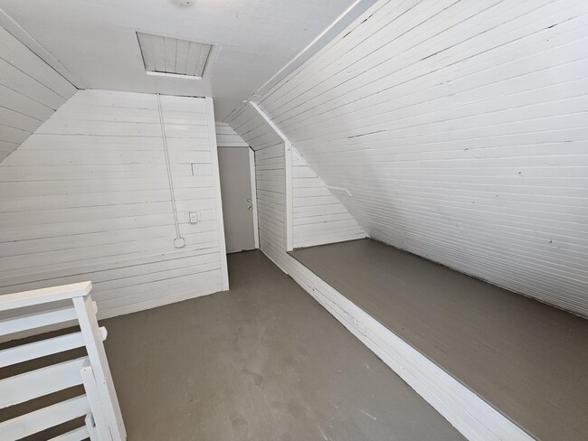 Building Photo - 227 Rockingham St