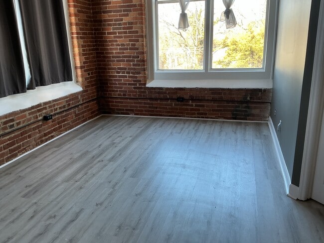 Building Photo - 201 S Hoskins Rd