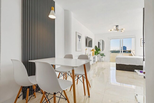 Building Photo - 212 West Dr