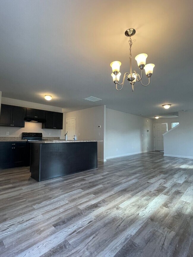 Building Photo - Nice on New Home Place