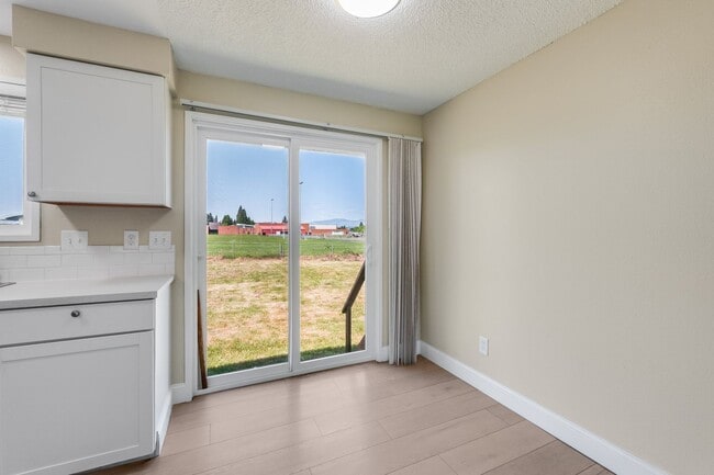 Building Photo - Newly Remodeled 3 Bed, 2 Bath Duplex Rental Unit in Troutdale!