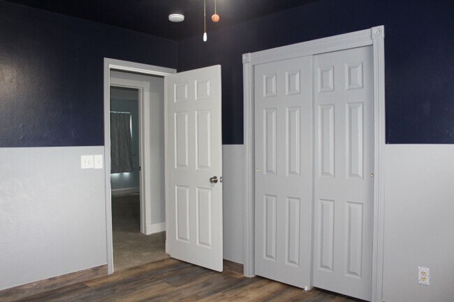 Building Photo - Columbine Hills - 3 BR/2 1/2 BA Home!