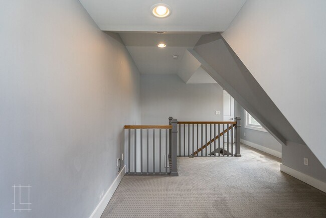 Building Photo - 160-162 E 3rd Ave